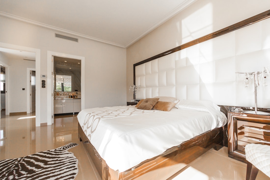 Interior de habitaci&oacute;n con cama king y ba&ntilde;o privado